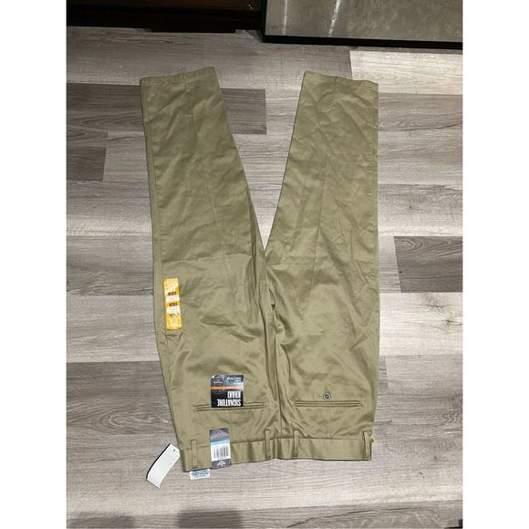 Dockers NWT Signature Khaki Pants Classic Fit D3 Pleated, Men's Size 31 x 30 - Picture 2 of 7